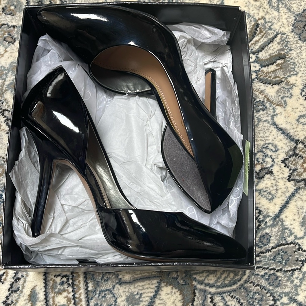 BCBG PARIS BLACK PATENT LEATHER PUMPS. NWOT.